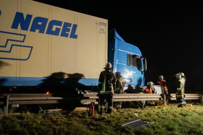 LKW faehrt gegen die Leitplanke - 5 Reifen geplatzt - auf der A8 kurz nach Kirchheim